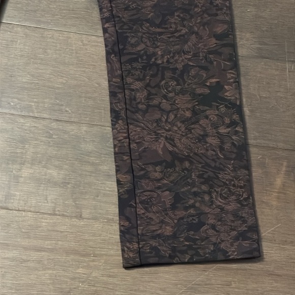 Melanie Lyne pull on skinny dress pants, floral size 4 Madison, maroon black - Picture 3 of 5